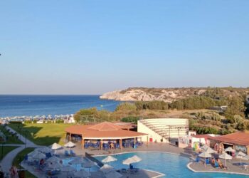 In vacanza a Rodi con le fiamme dietro l’angolo, «i continui alert non ci fanno stare tranquilli»