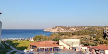 In vacanza a Rodi con le fiamme dietro l’angolo, «i continui alert non ci fanno stare tranquilli»