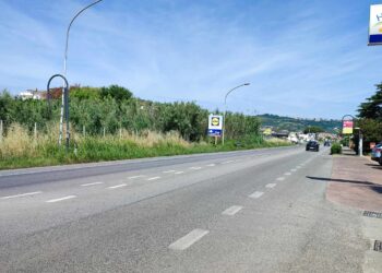 «Mi avete rotto lo specchietto, dovete ripagarmelo»: la truffa corre sulla statale 16