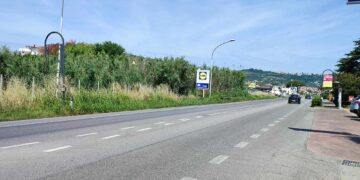 «Mi avete rotto lo specchietto, dovete ripagarmelo»: la truffa corre sulla statale 16