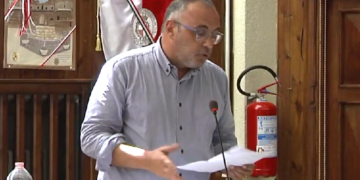 Sul concorso Consiglio infuocato: duro scontro Menna-opposizione