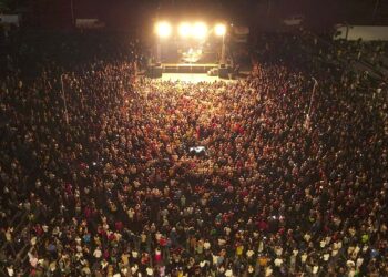 I The Kolors fanno ballare San Salvo Marina: in migliaia al concerto sul lungomare