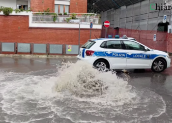 A ogni scroscio “esplode” il tombino e via Istonia si allaga