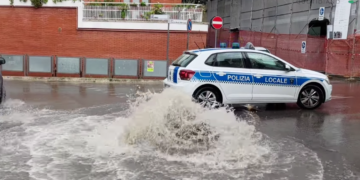 A ogni scroscio “esplode” il tombino e via Istonia si allaga