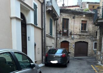 «Via Laccetti chiusa da auto in divieto di sosta: noi residenti non possiamo arrivare a casa»