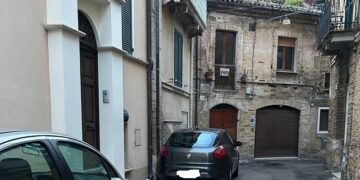 «Via Laccetti chiusa da auto in divieto di sosta: noi residenti non possiamo arrivare a casa»