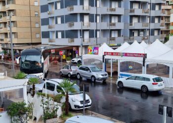 Via Vespucci: fino al 31 agosto isola pedonale serale, ma durante il giorno regna la sosta selvaggia