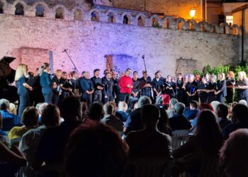 Mezzo secolo di coro Histonium, platea gremita alla kermesse dei Giardini d’Avalos