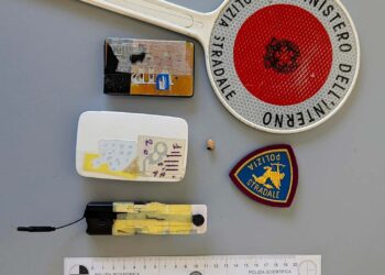 Supera l’esame per la patente, ma le risposte sono suggerite da casa: 55enne denunciato per truffa