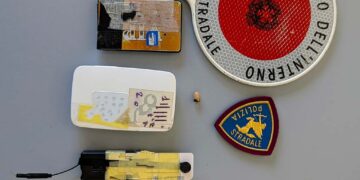 Supera l’esame per la patente, ma le risposte sono suggerite da casa: 55enne denunciato per truffa