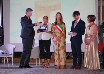 Sara Gambazza con “Ci sono mani che odorano di buono” vince l’11° Premio letterario “Artese”