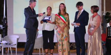 Sara Gambazza con “Ci sono mani che odorano di buono” vince l’11° Premio letterario “Artese”