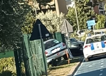 Auto esce fuori strada in via Grasceta e finisce contro una recinzione