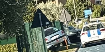 Auto esce fuori strada in via Grasceta e finisce contro una recinzione