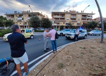 Circonvallazione, nuovo avvallamento nello stesso punto della voragine di maggio: area transennata