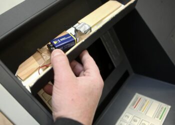 Questura: «Attenzione al cash-trapping, la truffa degli sportelli bancomat»