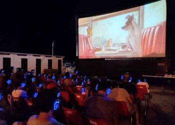 Cinelido: schermo cinematografico e cuffie, successo per il silent cinema