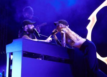 A San Salvo Marina pienone per il concerto dei Coma Cose