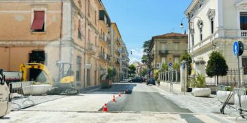 Corso presentoso, Paolini: «Sbagliati progetto, controllo e realizzazione» e arriva l’asfalto