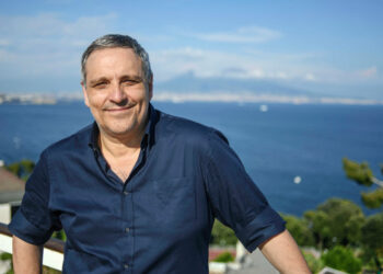 “Scrittori in piazza”: Maurizio De Giovanni presenta “Sorelle”