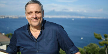 “Scrittori in piazza”: Maurizio De Giovanni presenta “Sorelle”