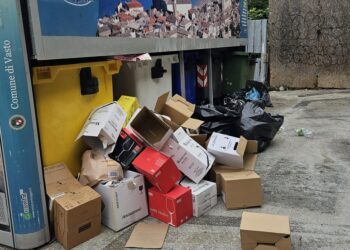 Discarica e latrina vicino all’isola ecologica di piazzale Histonium