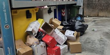 Discarica e latrina vicino all’isola ecologica di piazzale Histonium