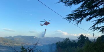 Incendio all’ingresso di Palmoli, vigili del fuoco intervengono con l’elicottero