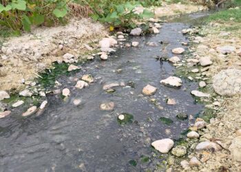 Fogna rotta: per oltre due mesi i liquami scorrono tra campi coltivati e valloni