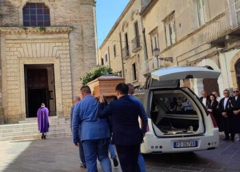 Adone, ultimo saluto con gli avvocati in toga. Don Domenico: «Amore oltre la morte»