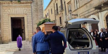 Adone, ultimo saluto con gli avvocati in toga. Don Domenico: «Amore oltre la morte»