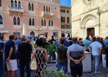 In centinaia per l’ultimo saluto a Enzo: «Era buono con tutti»