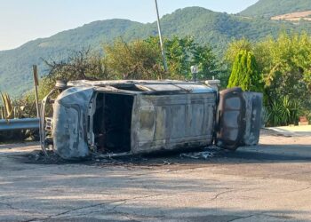 Furgone si ribalta sulla Sp 207 e prende fuoco, si cercano conducente ed eventuali passeggeri