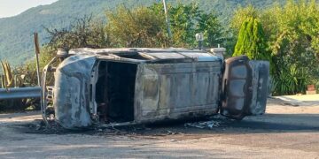 Furgone si ribalta sulla Sp 207 e prende fuoco, si cercano conducente ed eventuali passeggeri