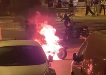 Fiamme nel centro di Vasto Marina, scooter a fuoco in piazza Rodi