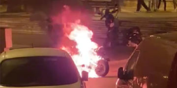 Fiamme nel centro di Vasto Marina, scooter a fuoco in piazza Rodi