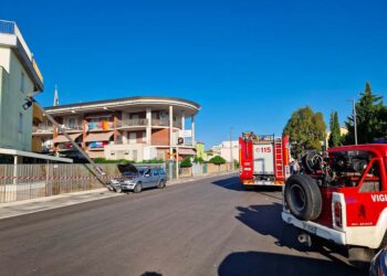 San Salvo Marina, auto esce fuori strada e abbatte palo dell’illuminazione
