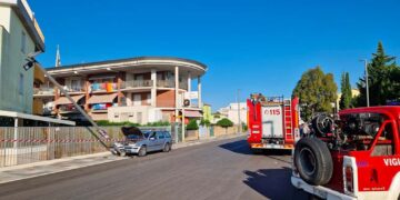 San Salvo Marina, auto esce fuori strada e abbatte palo dell’illuminazione