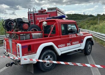 Scontro tra camion e tre auto sulla Trignina, un morto e tre feriti