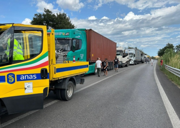 Scontro tra camion e tre auto sulla Trignina, un morto e tre feriti