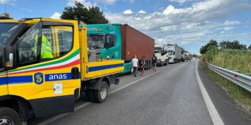 Scontro tra camion e tre auto sulla Trignina, un morto e tre feriti