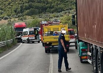 Scontro tra camion e tre auto sulla Trignina, un morto e tre feriti