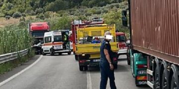 Scontro tra camion e tre auto sulla Trignina, un morto e tre feriti