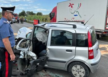 Scontro tra camion e tre auto sulla Trignina, un morto e tre feriti
