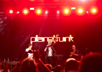 I Planet Funk tra passato e presente: spiaggia gremita per il Sabbie Mobili Festival