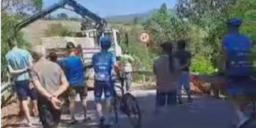 Ponte chiuso, scoppia la protesta: «Tempi lunghissimi per andare al lavoro»