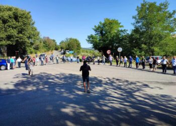 Statale interrotta da una frana, la catena umana dei sindaci dell’Aventino