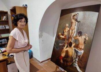 Figure maschili e femminili si intrecciano a elementi simbolici: l’arte di Lorella Ragnatelli