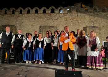 Rassegna di canti e balli folkloristici, un tuffo nel passato in una cornice storica
