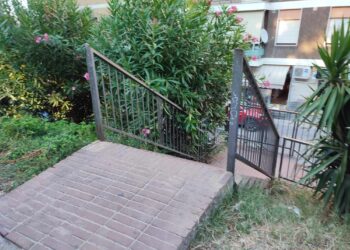 «Accessi alla Via Verde non segnalati, costretti a salire dalla scalinata»